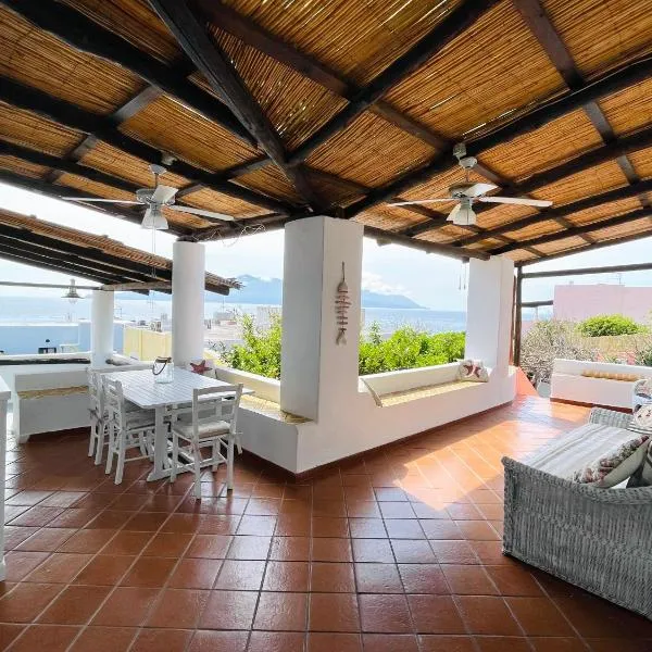 Villa Pomelia, Villa nel corso di Santa Marina Salina a 50 mt dal mare, hotel v destinaci Santa Marina Salina