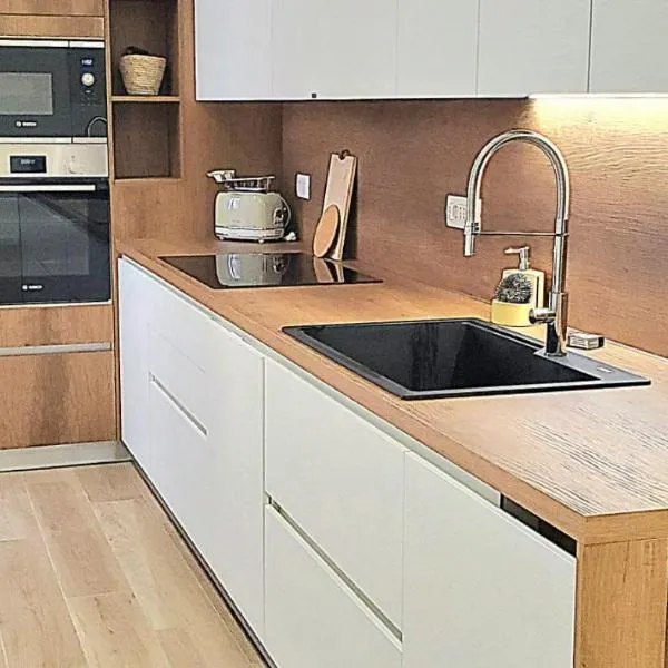 Bright and Large Apartment Via Montegrappa, hotel v destinácii Livorno