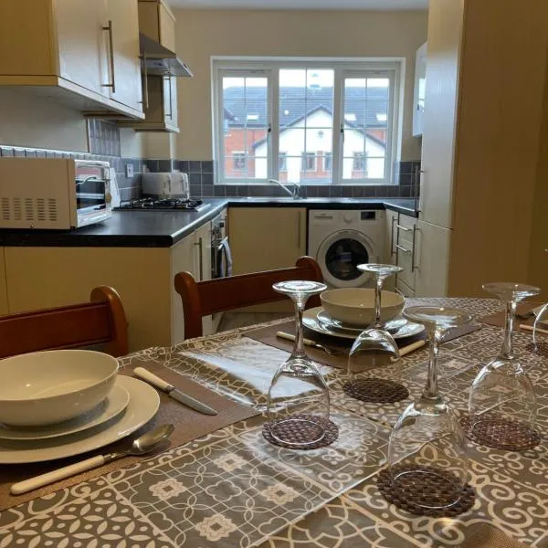Spacious, Sleeps 14, 3 bathrooms, Central, Parking, Grimsby, hotel v destinaci Grimsby