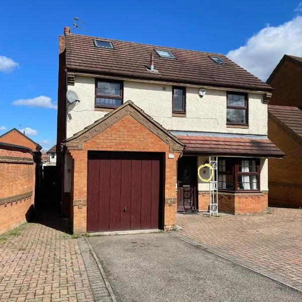 Large, Quiet, Sleeps 16, 4 bathrooms, Parking, Leicester, hotel in Leicester