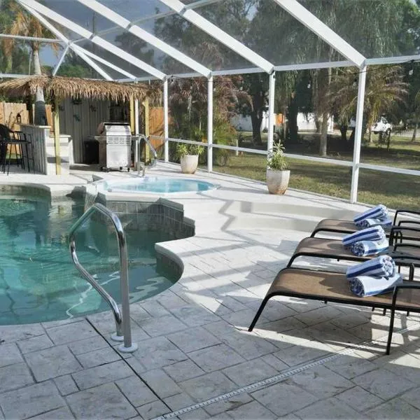 Peachland getaway with pool and tiki bar, hotel in Port Charlotte