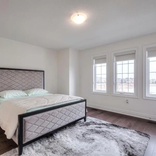 Unwind Here in a Stylish and Cozy Space, מלון בAlliston