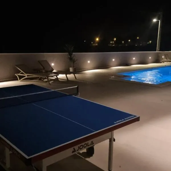 Villa Madison, Spacious Sea View Apartments Near Zadar with heated pool: Posedarje şehrinde bir otel