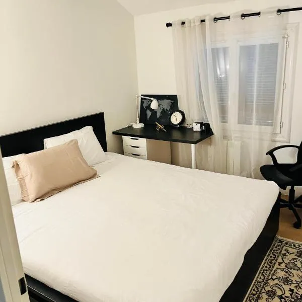 Private rooms in a Tiny home 4 min drive to Airport CDG ,1 private bathroom ideal for families and friends, hotel v Roissy en France