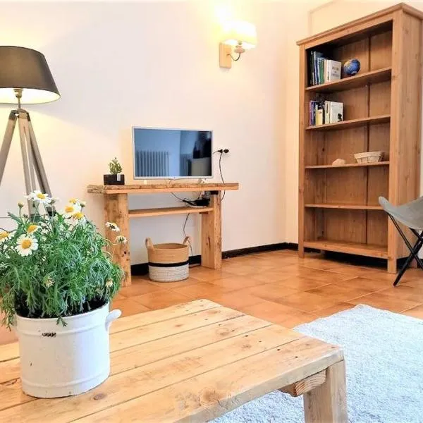 Large flat in the hills of Menaggio, hotelli kohteessa Menaggio