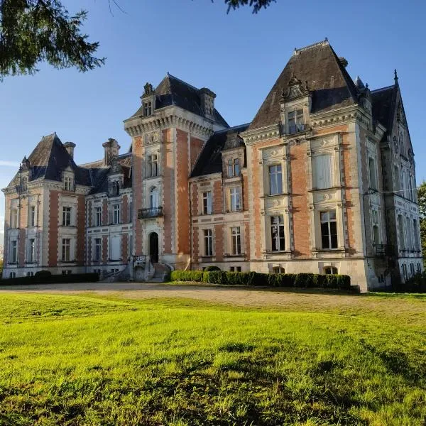 Chambres d'hôtes au château de Puycharnaud, hotel in Saint-Barthélemy-de-Bussière