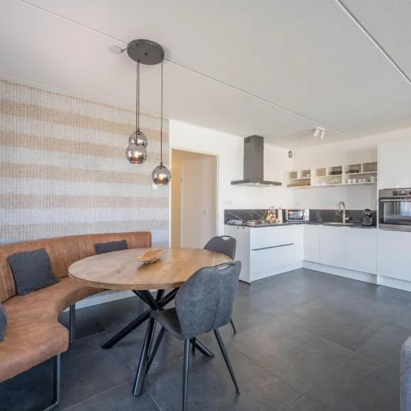 Meerzicht 24 - Luxury family accommodation with beautiful lake side view โรงแรมในUitgeest