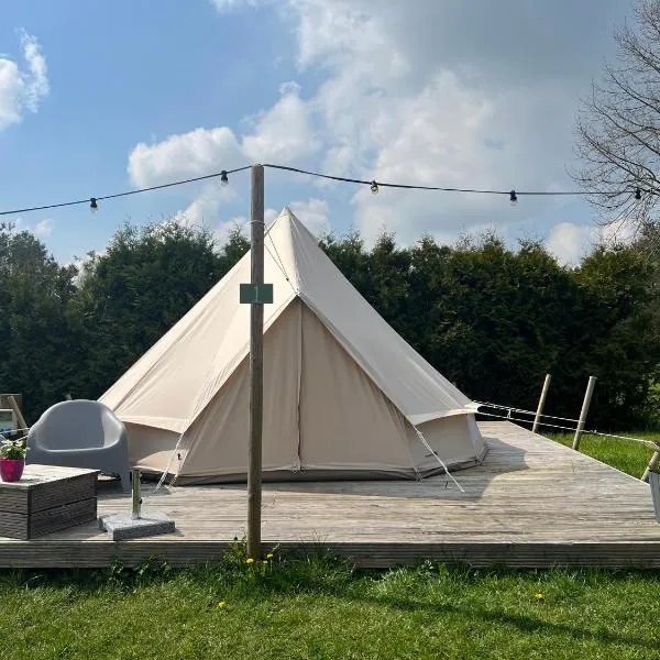Glamplodge met privé sanitair, hotel di Blesdijke