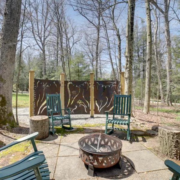 Pool Access: Pet-Friendly Pennsylvania Cabin!, ξενοδοχείο σε Laughlintown