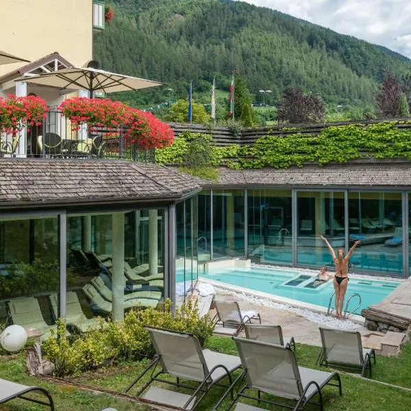 Alpholiday Dolomiti Wellness & Family Hotel、ディマーロのホテル