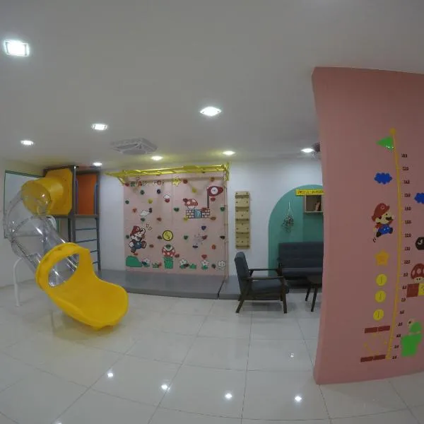 CoCo Fun House Kemaman with Pool and Bathtub, hotel v destinaci Kampong Gong Pauh