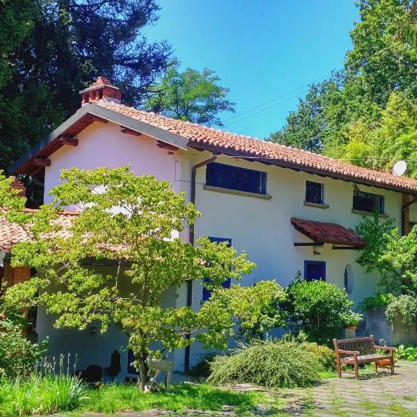 Villa with private pool and garden, hotel v destinaci Tradate