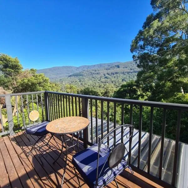 'Wahroonga' home among the Gum trees in Warburton, Hotel in Warburton