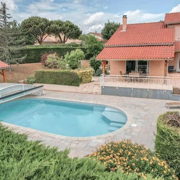 Magnifique maison à Lentilly - Piscine, hotel in Lentilly
