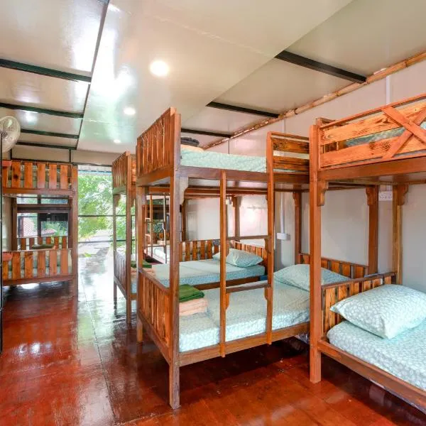 Bunga Hostel Female Dorm, hotel di Pantai Cenang