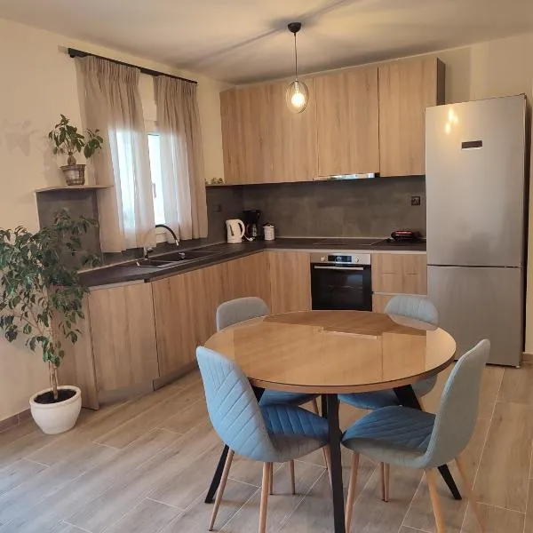 Pine Lodge, hotel a Kavala