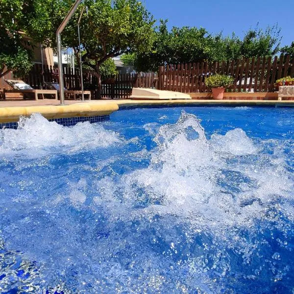 Casa de invitados tradicional con piscina en la huerta de Lorca, готель у місті Лорка