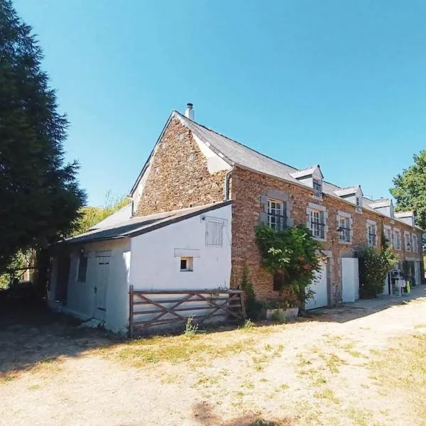 Gîte de charme, au calme sur jardin arboré., hotel en Plesder