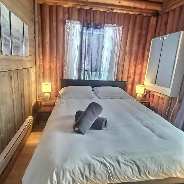 Nelson Warm Log Cabin with Private Hot Tub, hotel di Lac-Saguay