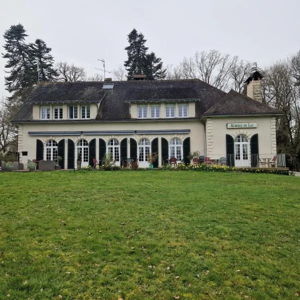 Aux Berges du Lac de Mondon, hotel in Dunet