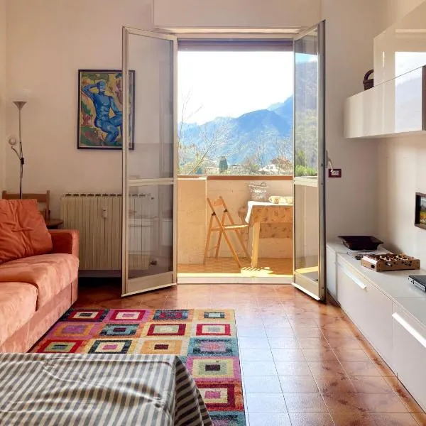 Mountain view charming apartment, hotell i Moggio