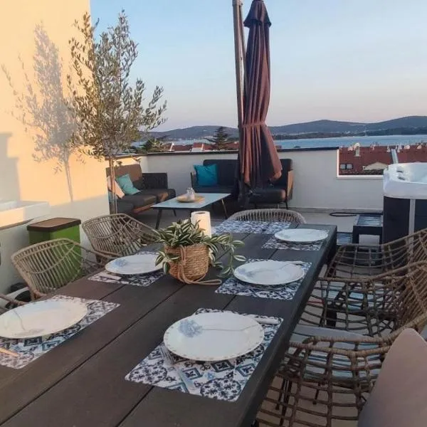 Penthouse Aurelia, rooftop terrace & jacuzzi, hotel v Turanji