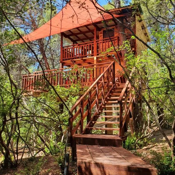 TreeHouses Ljubač Glamping Robinson, hotel a Ljubač