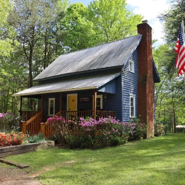 Romantic, Secluded Historic Cottage on 5 Acres 30 mins to TIEC, hotel in Landrum