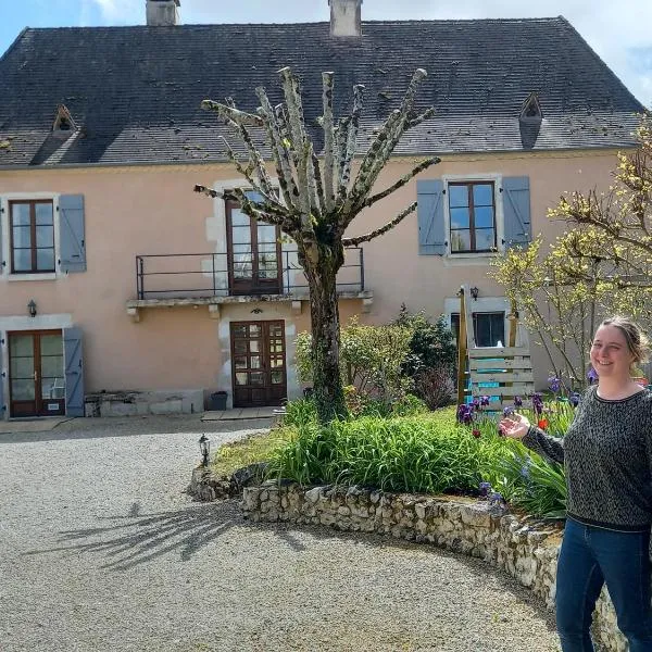 Au pays de Jacquou : Chambre d’hôtes et table d’hôtes、Rouffignac Saint-Cerninのホテル