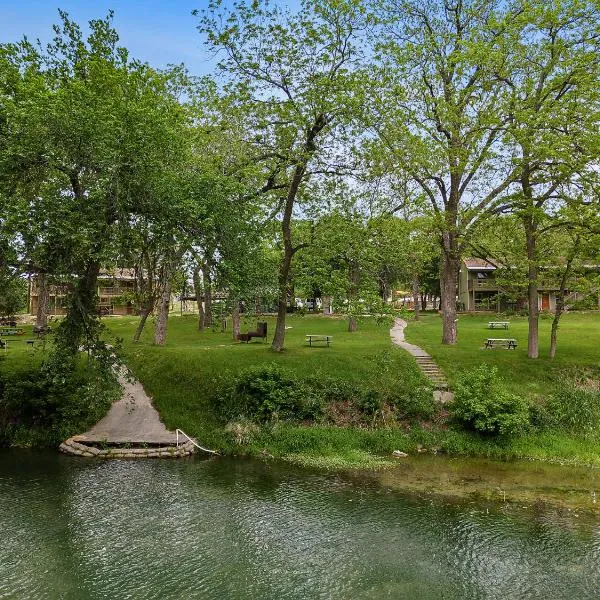 Gruene Outpost River Lodge, hotel i Second Crossing