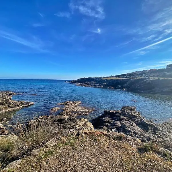 Hôtel Les Calanques، فندق في لي إيسامبر