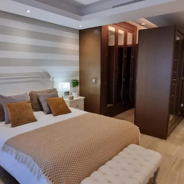 Apartamento lujo en primera línea de playa en Bahía de la Plata, Estepona, hotel in Estepona