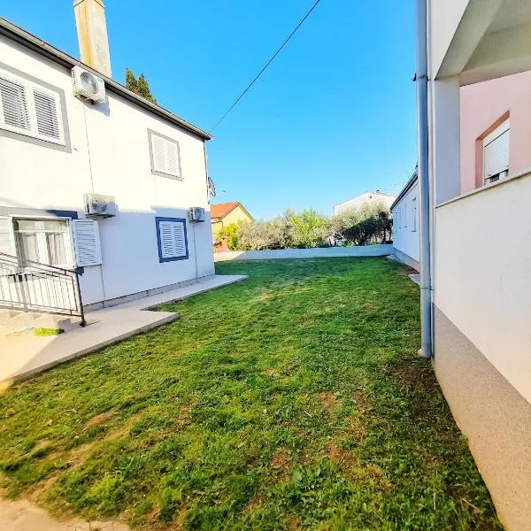 Apartments MTV - private parking, Fast Wi-Fi & Steps to the Beach，位于扎达尔的酒店