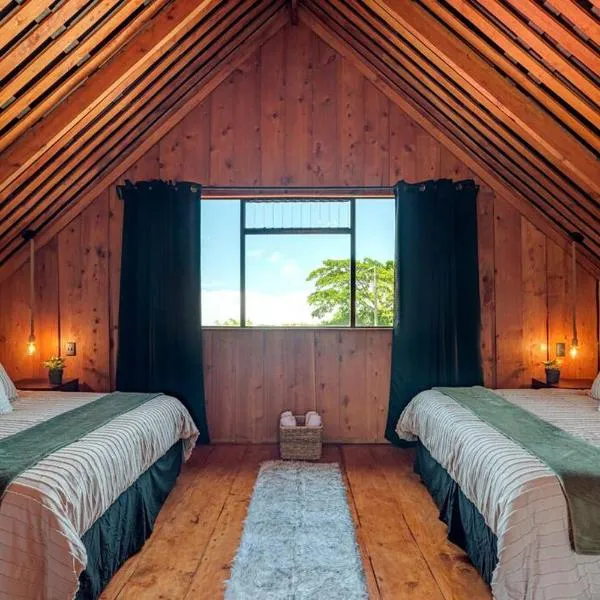The Red Door Mountain Cabin, hotel in Guadalupe