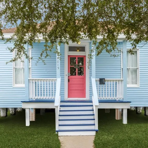 Cozy sea breeze bungalow - 2 mins to the beach, hotel in Galveston
