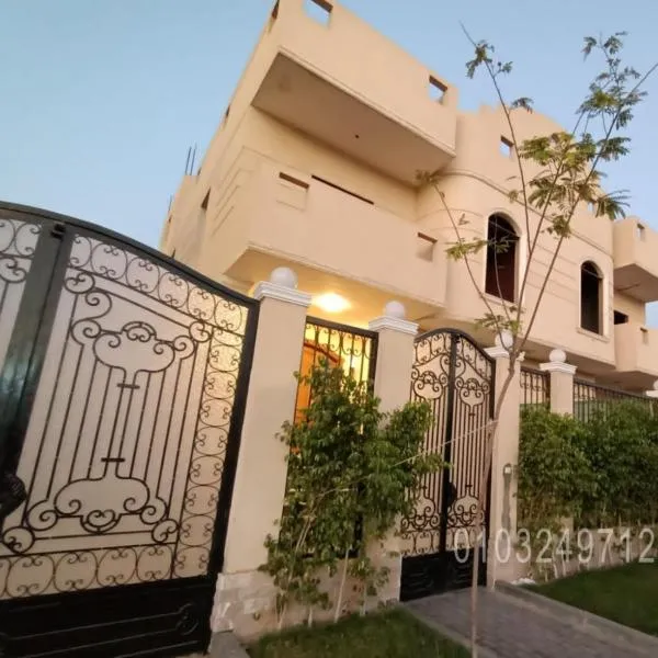 Beautiful semi villa with private entrance in Sheikh Zayed- villa queen, hotel in Sheikh Zayed