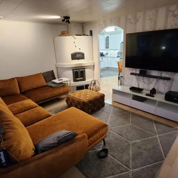 120n Villa Hietala paritalo, 1-8henkilön LUXUS majoitus, 3x160cm jenkkisängyt Löhösohvat, iso takaterassi, täyd keittiö Kodink, laatu sauna, Takka, Tv 75" x2, 2wc, autokatos, avainboxi koodilla, itsekirjaus 24h, wifi ja 500mb kuitunetti, kuivaava pesukone, hotel in Seinäjoki
