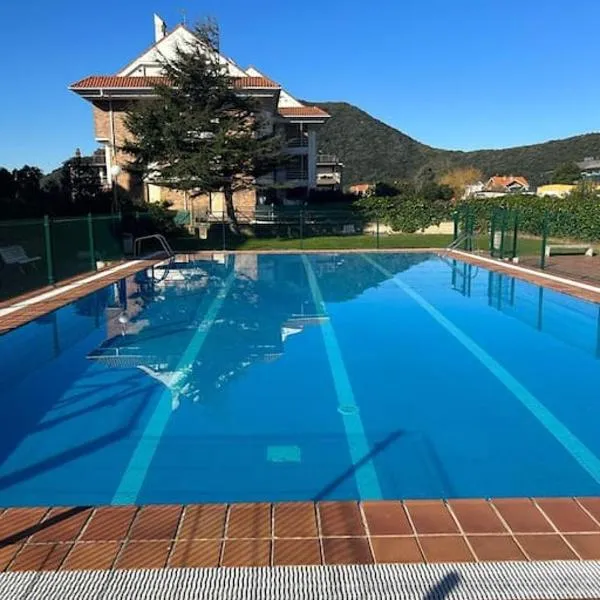 Playa de Berria - Precioso Apartamento con piscina y Garaje incluido, hotell i Santoña