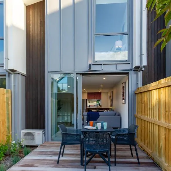 City Lights Retreat with Carpark 2 Bed 2 Bath, hotel v Christchurchu