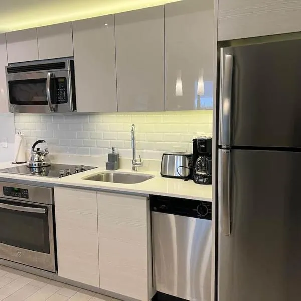 Modern Beach Apartment, 3 Beds, Views & Full Kitchen, hotel en Hallandale Beach