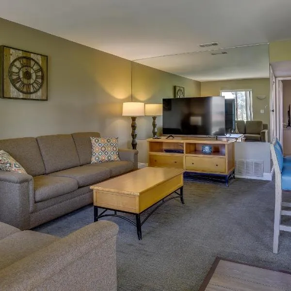 2 Mi to Coachella and Stagecoach Condo with Pool, hotel v destinaci Indio