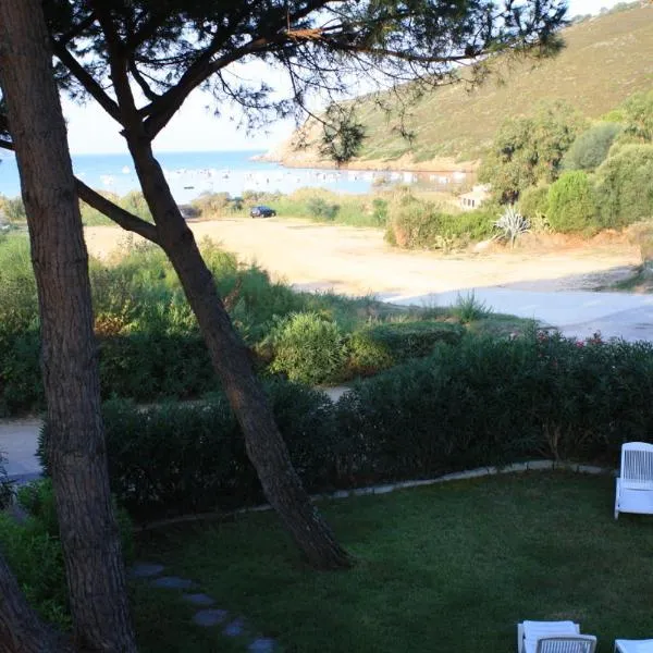 Maison de plage pour 10 personnes de 4 chambres front de mer Corse-du-Sud, hotel in Appietto