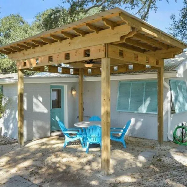 Beautiful Beach House 2 Minute Walk to Sandy Beaches Quiet Area, hotel in Gulfport