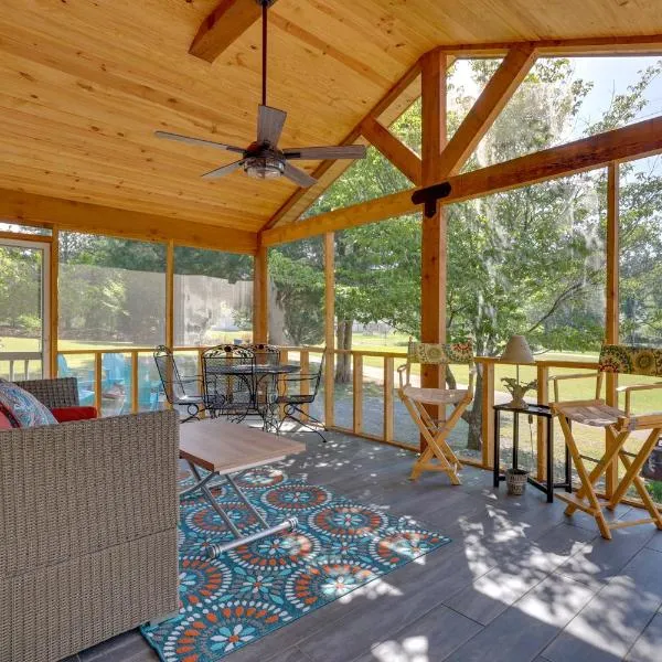 Guntersville Lake Home with Deck and Covered Boat Slip、スコッツボロのホテル