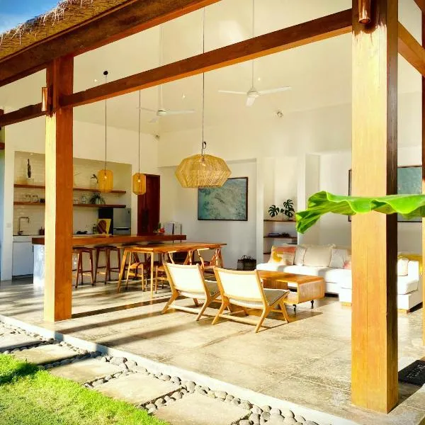 SUNDAY Villa with private pool, near centre and beach, hotel in Kuta Lombok