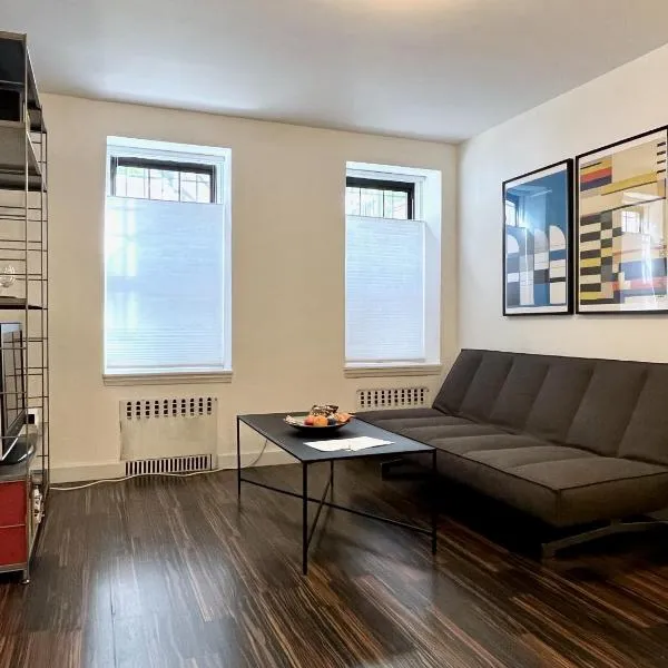 Close to all! 2-room suite in a 1-family townhouse, hotel in Brooklyn