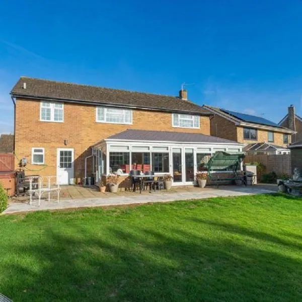 Kennedy Villa - 5 Bedroom House with Hot Tub, WiFi, Free parkings, Close to Bicester Village, hotel v destinaci Bicester