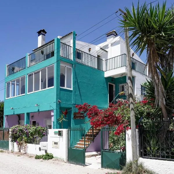Natural Mystic Hostel, hotel in Costa da Caparica