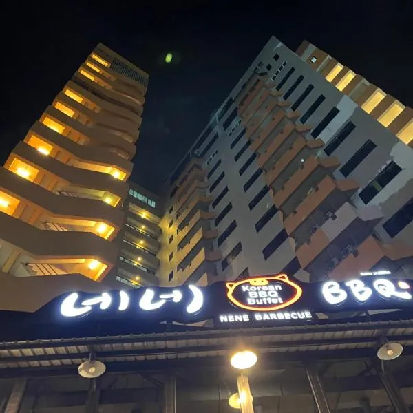Mall Suites Hotel, hotel em Ban Bang Chan