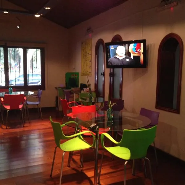 La Posada del Parque con baño privado, hotel em Salta